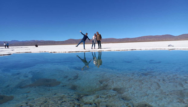 Excursión a las Salinas Grandes - Foto 2, Contemplando el reflejo del agua en las Salinas Grandes
