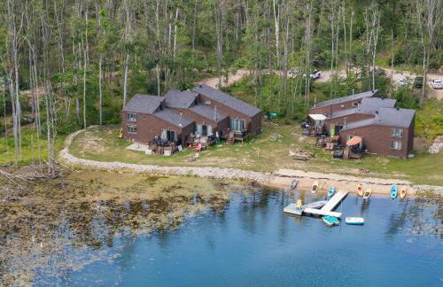 Quiet and Cozy Lakefront Home Near Mt Boyne - Foto 34