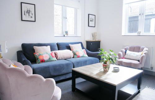 2 bed luxury duplex apartment in heart of Holt - Photo 1