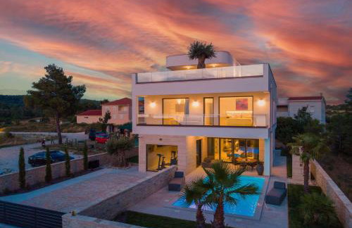 Villa Four Seasons Seaside B with heated pool and jacuzzi, Zadar - Foto 1