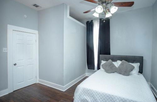 Stunning 2br/1ba Historic Pad Few Steps Downtown - Photo 18