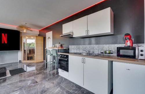 L'Horizon - Suite romantique avec jacuzzi, sauna, piscine & vidéo projecteur - Foto 2