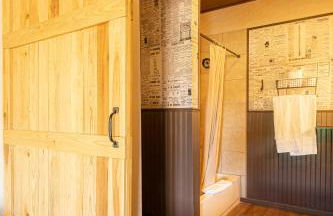 Miners Cabin #4 - King Bed - Private Balcony with Views - Foto 21