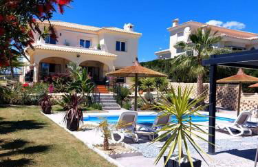 Luxury Villa with Pool & Garden - Foto 1