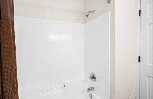 Whispering Pines Lake Views Studio 2 Queen Beds, Heated Pool and Hot Tub - Foto 5