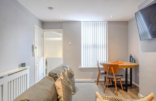 Stunning 2 Bedroom 6 Guest Flat by Anfield Stadium - Photo 7