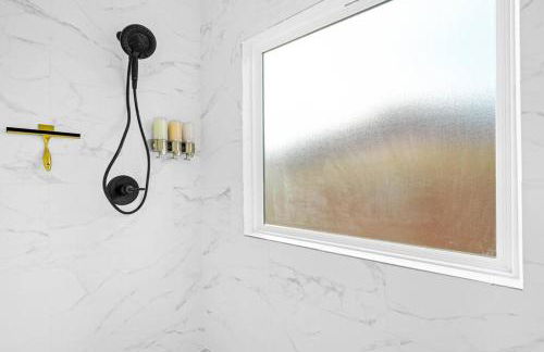 Gray Lux Hse 3BR 3 and half Ba MedCenter DownTWN HotTub - Photo 24