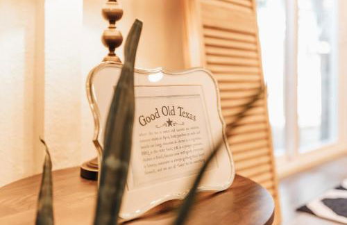 Longhorn Home with King Bed & Rain Showers Walk to DT Activities, Lake & Eateries - Foto 13