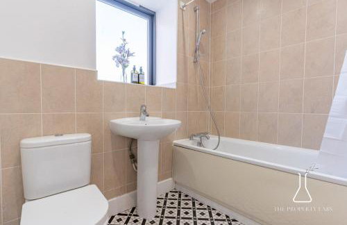 Luxury Birmingham City Centre Townhouse with BALCONY- Sleeps 10 - FREE Parking - Perfect for Contractors, Business Travellers, Families and other Groups - Near Bullring, Newstreet, Selfridges, NEC, NIA & Birmingham airport - Photo 33