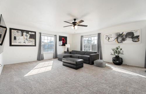 Spacious Lakefront View With Hot Tub and Pool NH - Foto 104