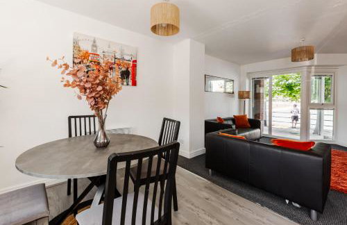 Waterfront 2 Bed Apartment - Free Parking & Wi-Fi - Foto 11