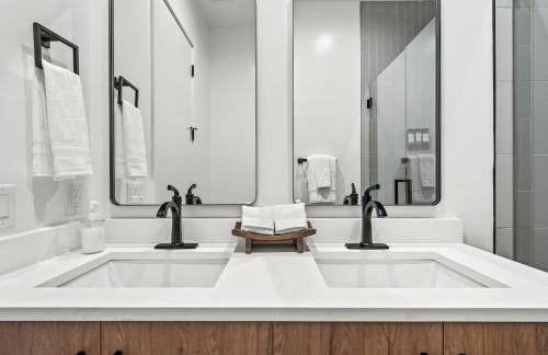 New Modern Dallas Skyline Rooftop Firepit and a Garage - Foto 42