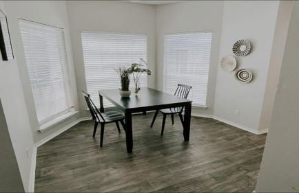 Charming Stay with Pool and Dedicated Workspace - Foto 5