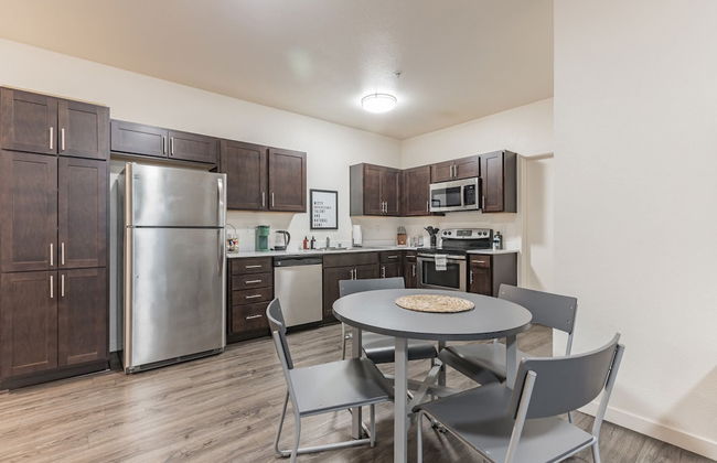 Modern Apartment With Upgraded Amenities Near CSU - Foto 12