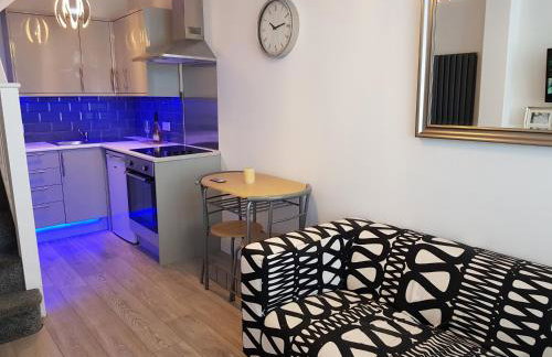 Webb place 2 bedroom apartment ! - Photo 5