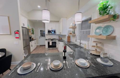 3BR Beach House | Fire Pit & Bar | Steps to Beach - Foto 27