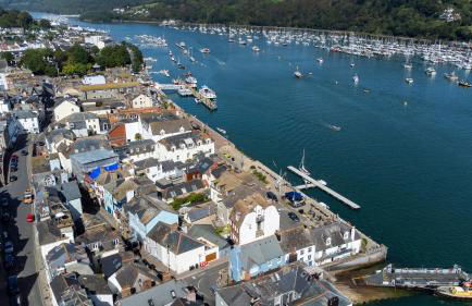 Riverside Apartment with Stunning Views & Patio - Foto 39