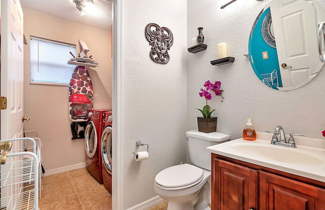 Urban Oasis W/hot Tub, Heated Pool And Private Movie Theater 2 Bedroom Home by RedAwning - Foto 32