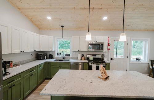 NEW! Modern Getaway - Hot Tub l Fire Pit l Pool table - Foto 15