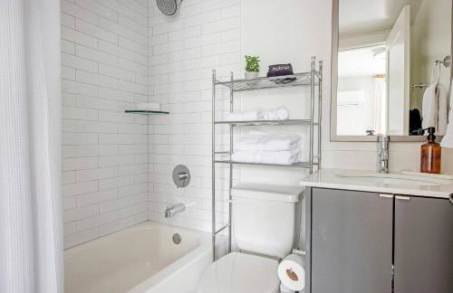 *NEW* The Ambra, Rooftop Skyline View! - Photo 15