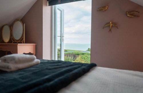 Clifftop Coastal Retreat - Accessible Pet Friendly Sea View - Sleeps 8 - Perfect for Contractors and Long Stays - Foto 1