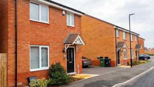 Bright 4 Bedroom Home in Walsall, Free Parking and for EVs - Photo 5