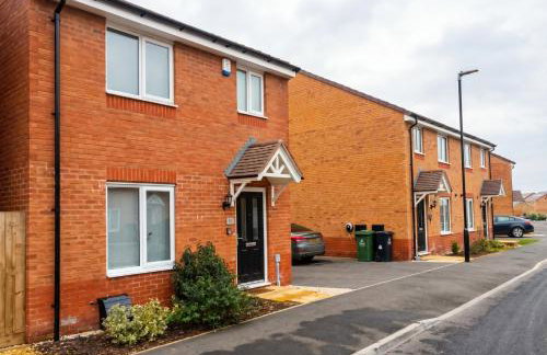 Bright 4 Bedroom Home in Walsall, Free Parking and for EVs - Photo 5