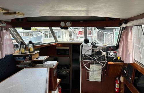 Waterfront 32' Bayliner Yacht - Photo 16