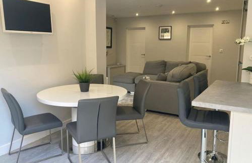 Couples Canalside Retreat with Hot Tub & Pergola - Photo 7