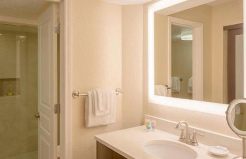 Enjoy the sands of the Atlantic in this tropical 2BD condo with resort amenities for family - Photo 9