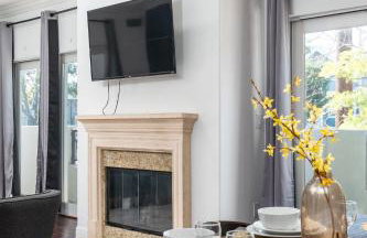 Stylish Home Prime Location with Fireplace & Patio - Foto 9