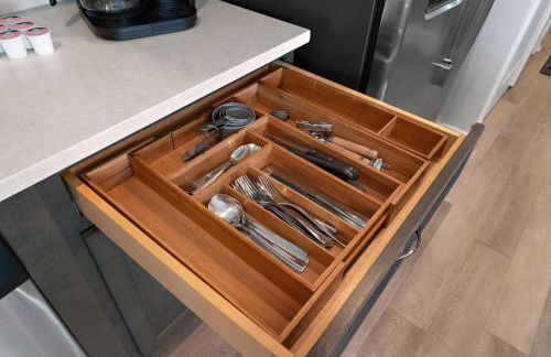 *NEW* Charm on Church ~ Cozy, Modern, Downtown Apt - Foto 35