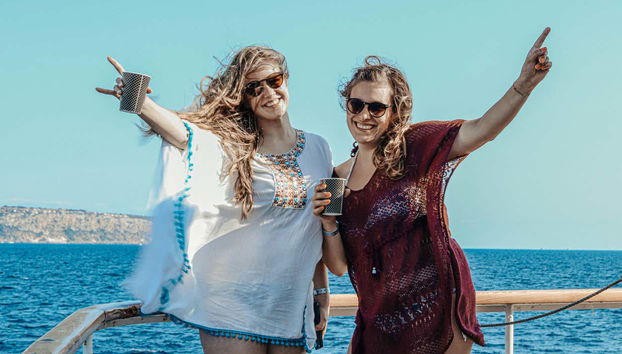 Amigos durante la salida en barco a bordo