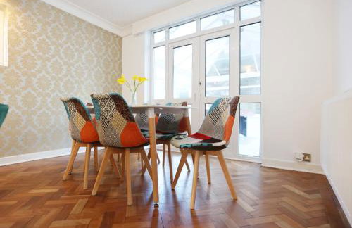 Hollybush Place By N And N Stays Ltd, Perfect for Contractors and Workers, Large Private Driveway for Work vans And Vehicles, Great Location and Fast Wifi - Foto 17