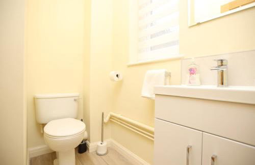 Is Y Coed Place By N And N Stays Ltd, Spacious 5 bed house in Wenvoe Cardiff, With Free Private Parking, Garden and WIFI - Photo 58