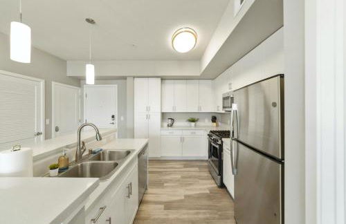 Designer Apt with Jacuzzi, Pool & Mountain Views - Foto 32