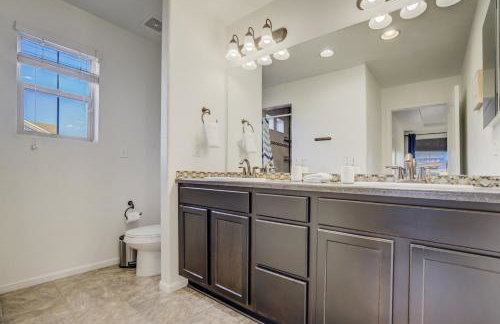 Spacious Family Getaway Near Downtown - Foto 20