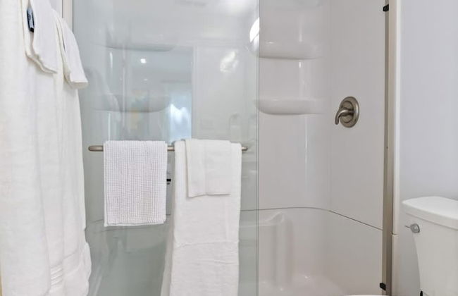 Luxury Waterfront Lakehouse With Private Dock Views - Photo 25