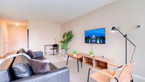 Modern Crystal City Apartment Top Amenities & Prime Location - Photo 2