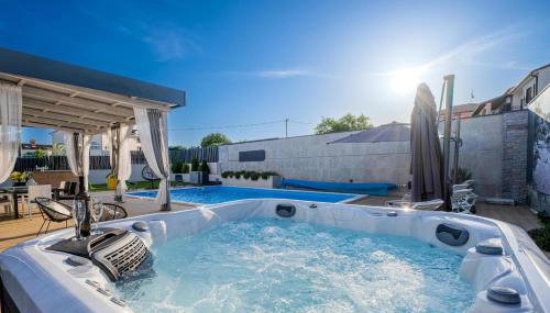 Villa Beauty with heated pool and jacuzzi - Foto 4, sunbed
