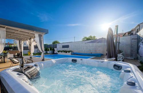 Villa Beauty with heated pool and jacuzzi - Photo 4