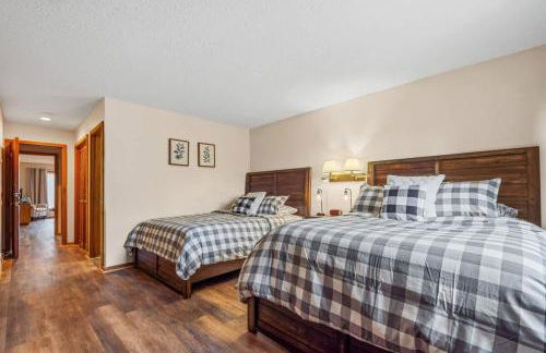 Large 2 Floor Condo, Pool Pass, Beach Club, walk to Shanty Creek - Foto 14