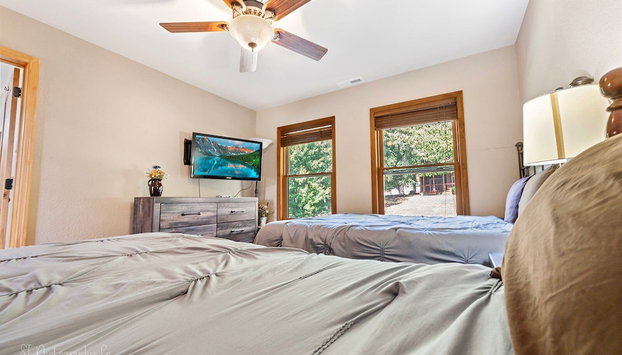 Kim's Cove Motorcycle-Friendly Cabin - Foto 4, Habitación