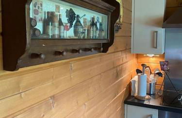 3 Bedroom Lodge Hotub pool in Horsley Surrey UK - Photo 65