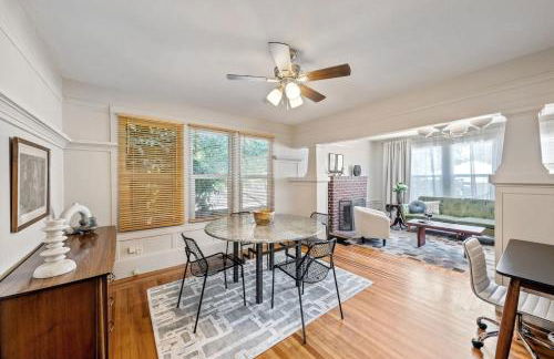 Refined and Roomy 1BD House with Laundry - Foto 12