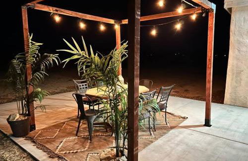 Serene Modern Home Backdoor with great WiFi, games, movies, patio seating and bbq Easy Access to North Joshua Tree National Park in 10 minutes - Foto 50