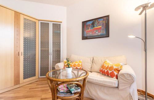 Privates Apartment mit Bad, Küche, Sofa & Balkon - Foto 3