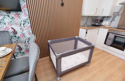 Stylish 3 Bedroom Sea View Apartment -Free Parking- Sleeps 9 - Photo 38