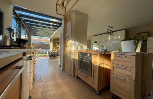 Glass and wood designer villa with garden in centertown - Foto 29