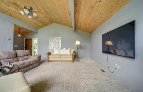 Centrally Located Brevard Home with Deck and Fire Pit! - Foto 12